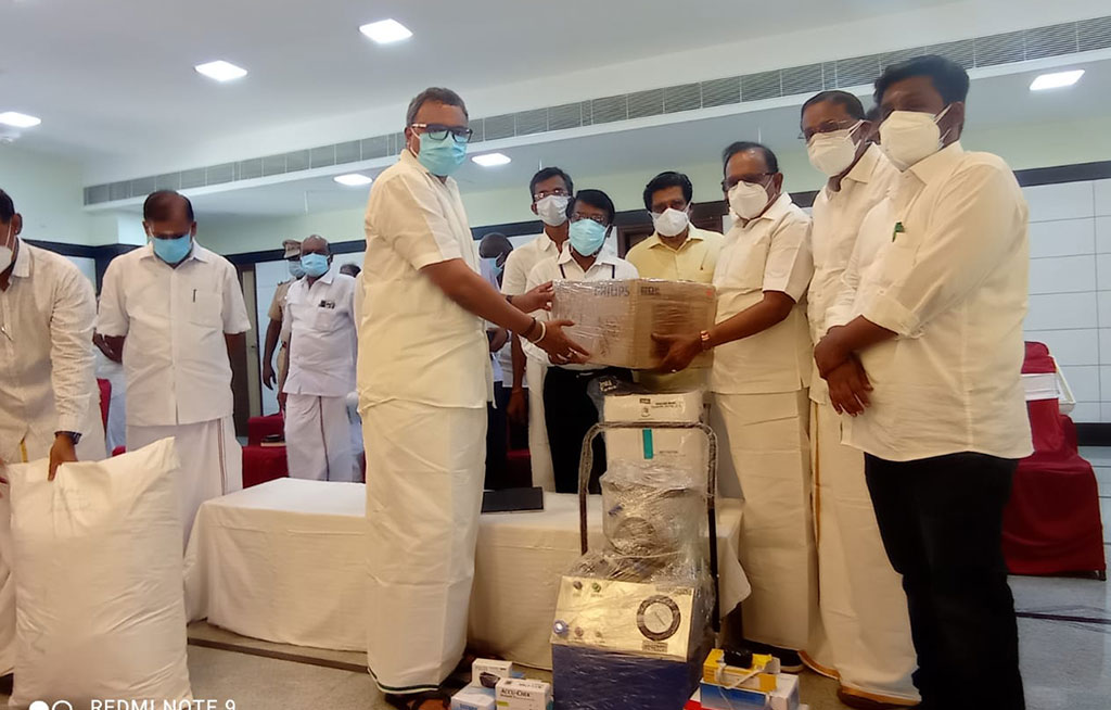 On behalf of Valayapatti Nagarathar Sangam and The Sona Group of Institutions, Sona Valliappa has provided medical equipment to government hospitals